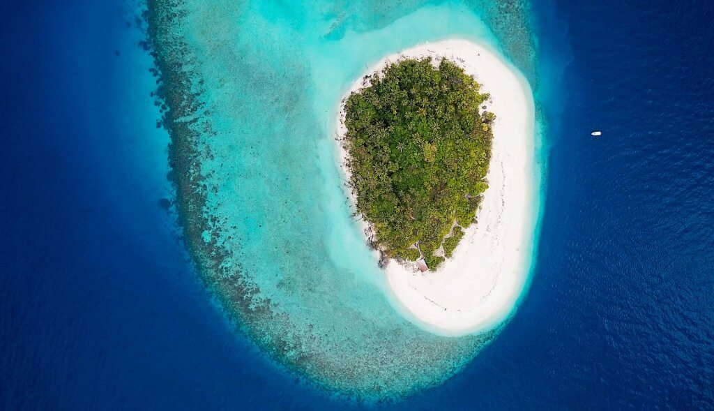 Island in Maldives. Image: Hoodh Ahmed, Unsplash. 