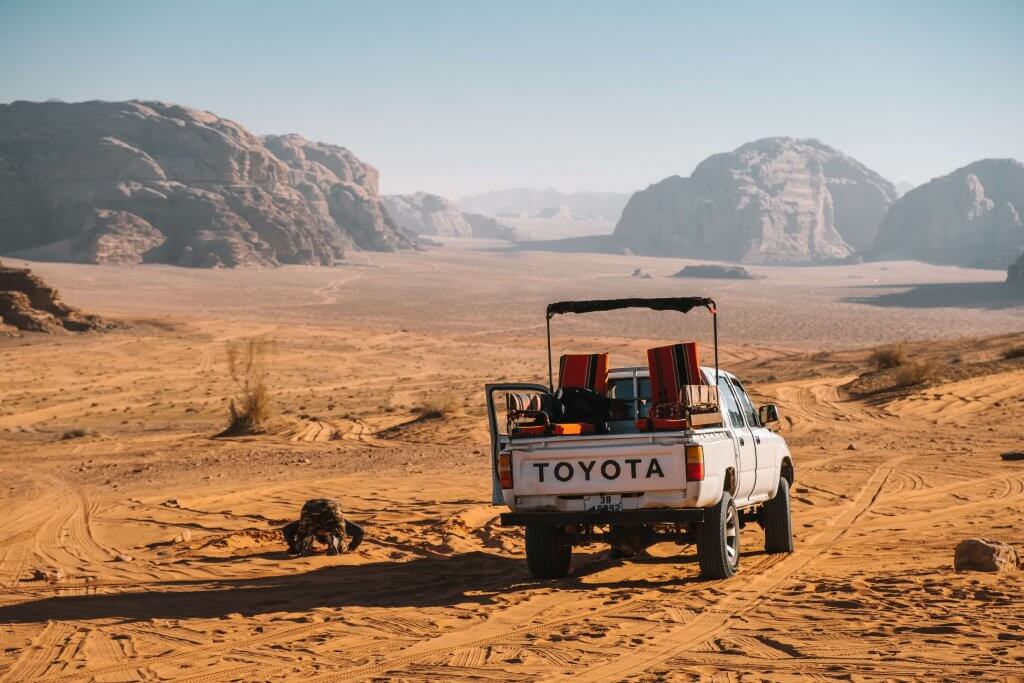 Jeep in Desert. Image: Andrea Leopardi, Unsplash.